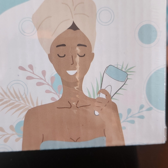 Cooling Blue Skincare Roller For Face - Picture 2 of 6